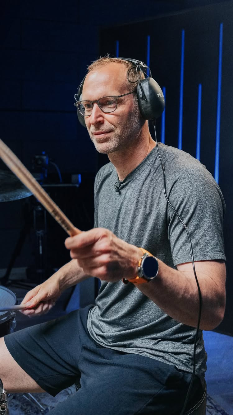 Petr Čech takes on the “Hears A Song For The First Time” challenge
