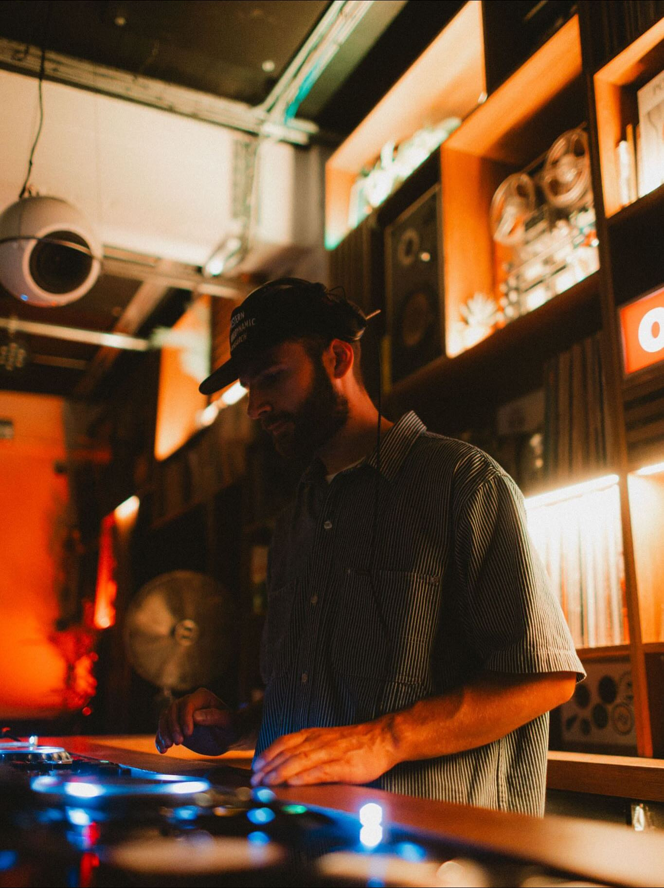Move en Cue presents O.WEBSTER at Tola
