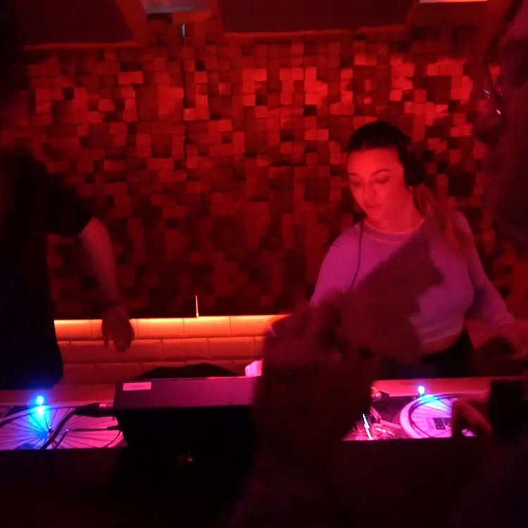 Move en Cue presents HiFever at Tola